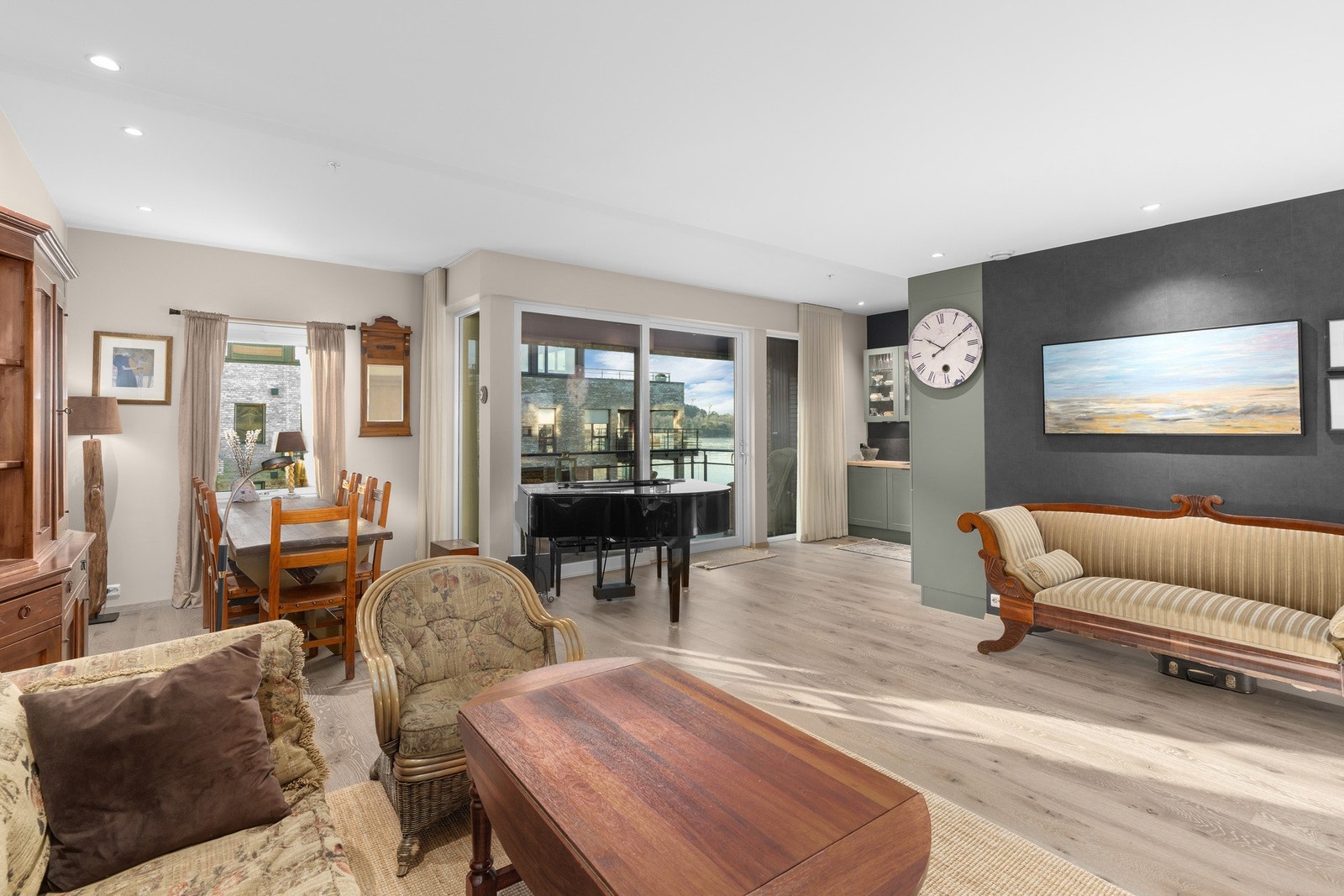 Luftig og romslig stue med god plass til både spiseseksjon, sofagruppe mm. Galleribilde