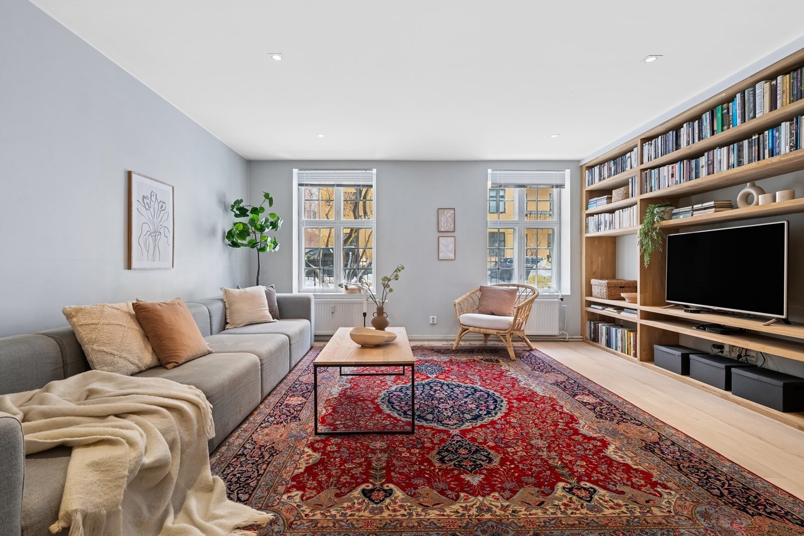Stuen har en lekker, heldekkende bokhylle med plass til tv og godt med oppbevaringsplass. Galleribilde