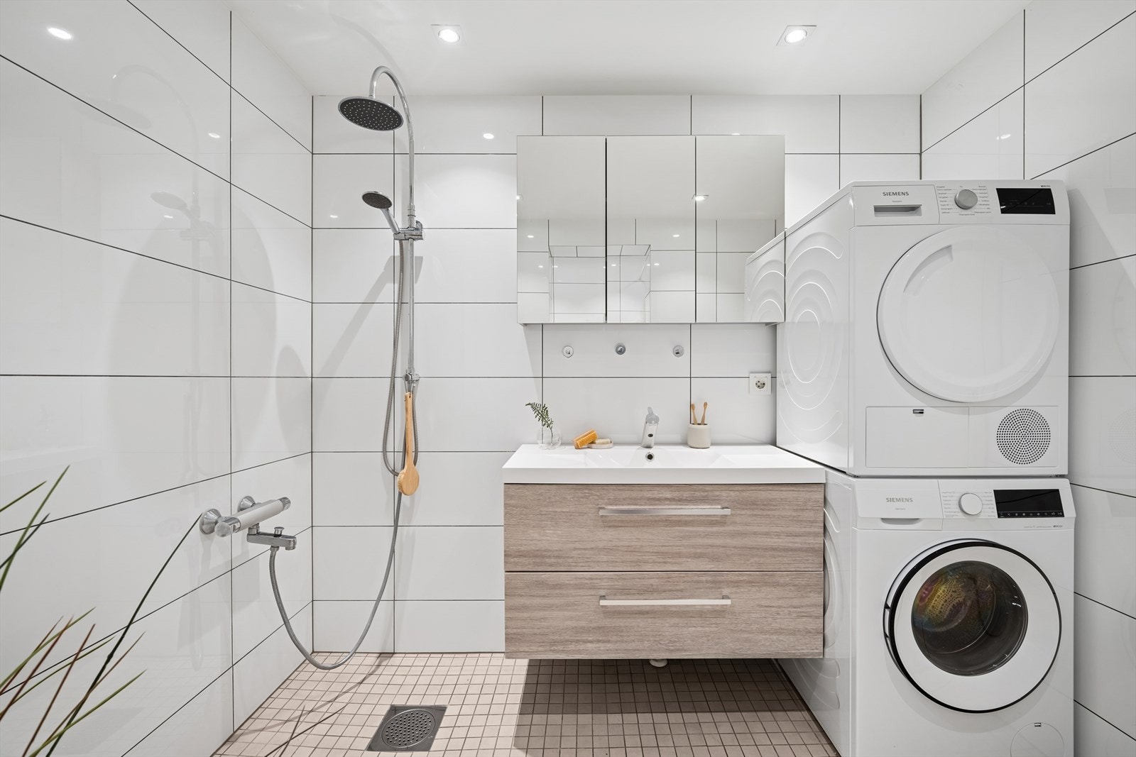 Hele badet ble bygget opp på nytt i 2015, med nye varmekabler, sluk, membran og fliser. Galleribilde