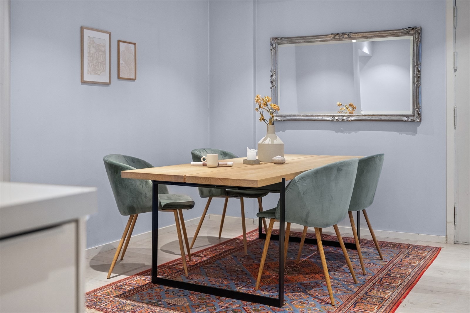 Fra kjøkkenet er det en romslig spisestue som har god plass til innredning av en spisegruppe. Galleribilde