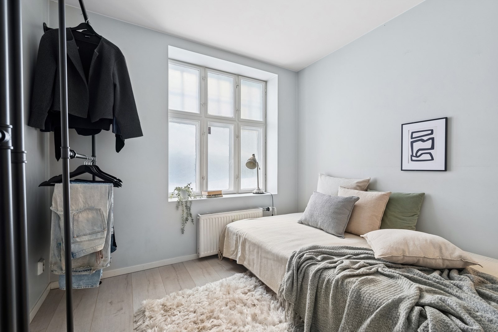 Det andre soverommet er vendt mot bakgården i bygget. Store vindusflater som slipper inn masse naturlig lysinnslipp. Galleribilde