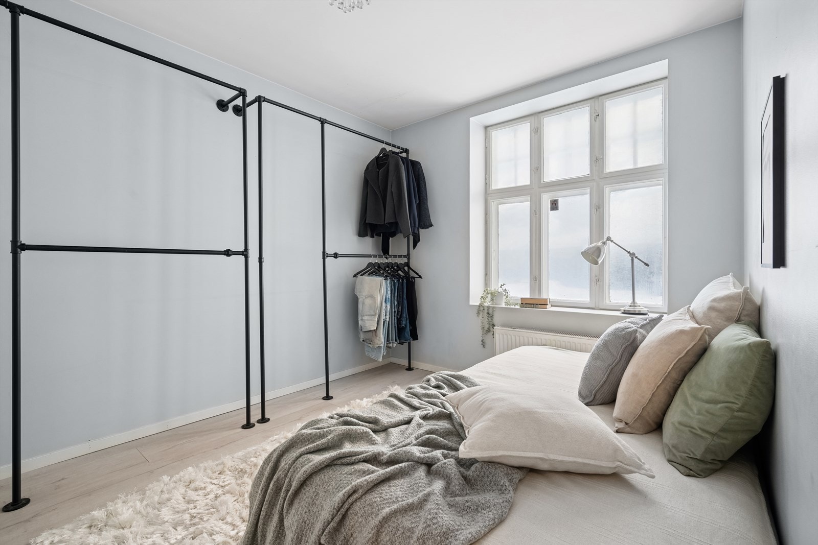 Her er det innredet med en smart løsning for oppheng av klær. Galleribilde