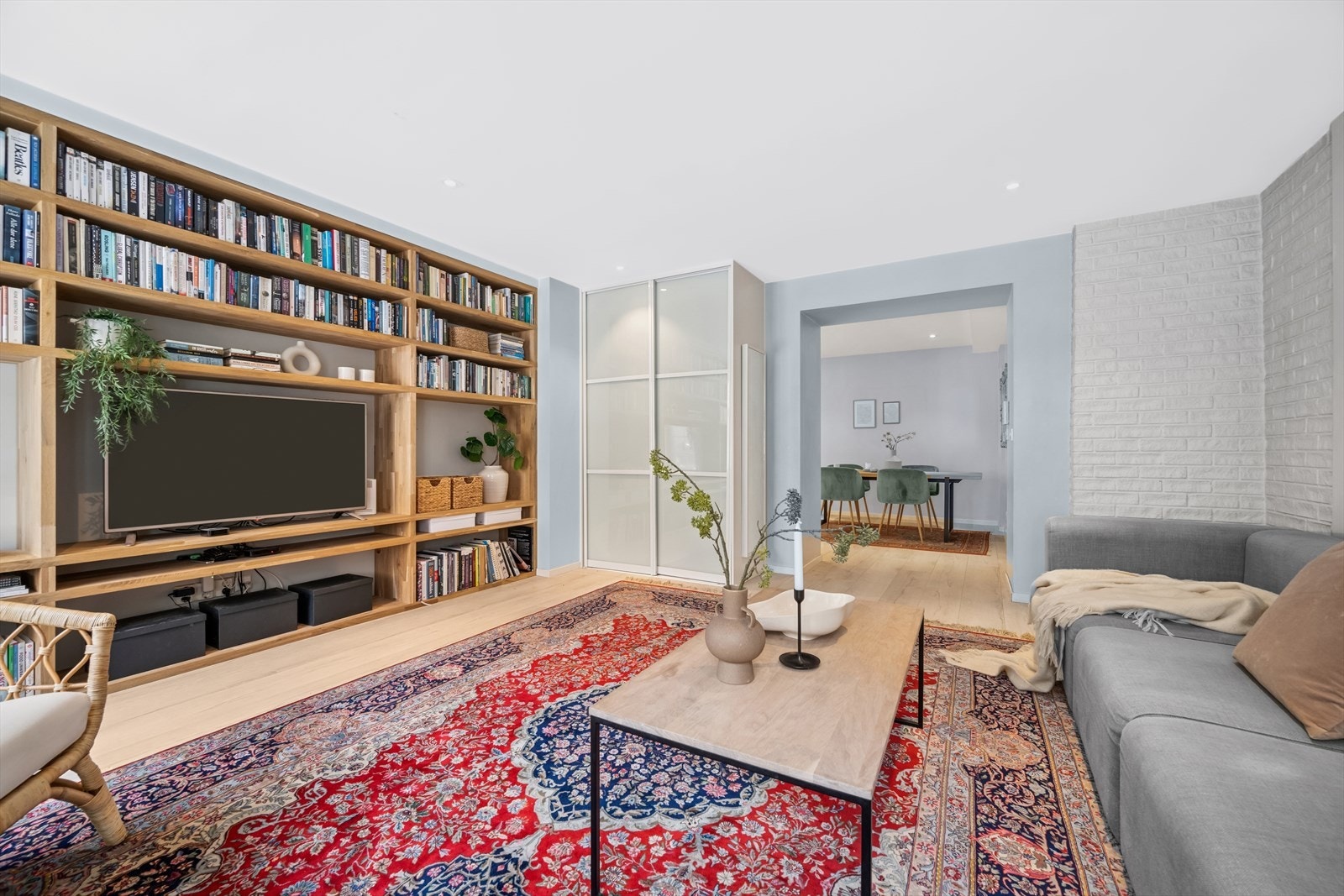 I hjørnet er det en i romslig skyvedørsgarderobe til yttertøy. Galleribilde