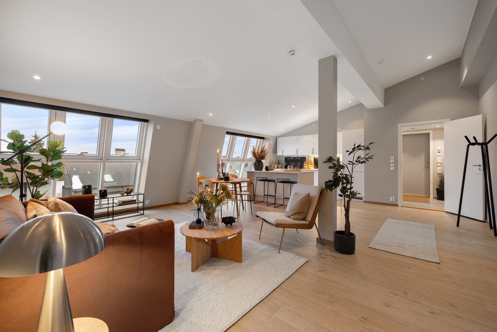 Lys og åpen planløsning med store vinduer som slipper inn rikelig med naturlig lys og gir en luftig romfølelse Galleribilde