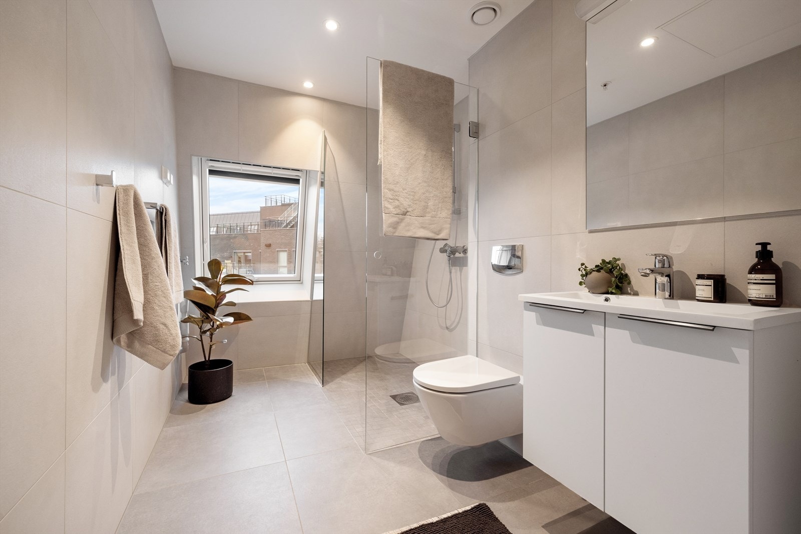 Pent bad fra 2022 utført i stilrent og moderne design Galleribilde