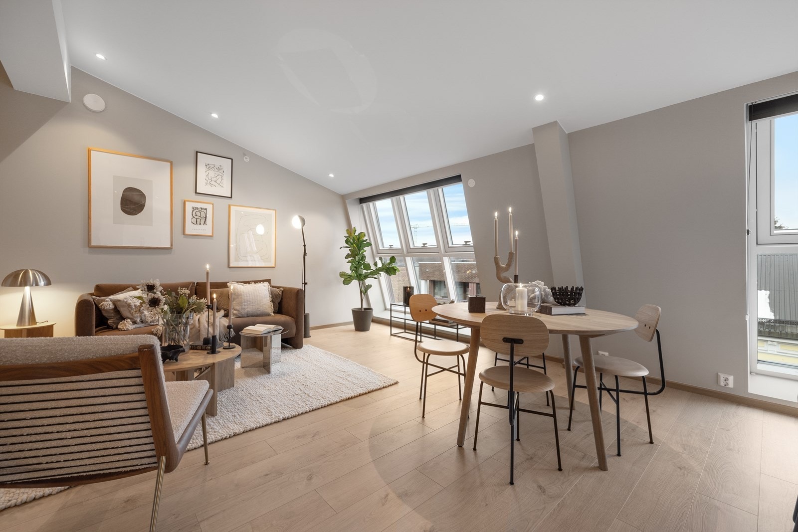 I stuen er det god plass til både sofagruppe og spisebord Galleribilde