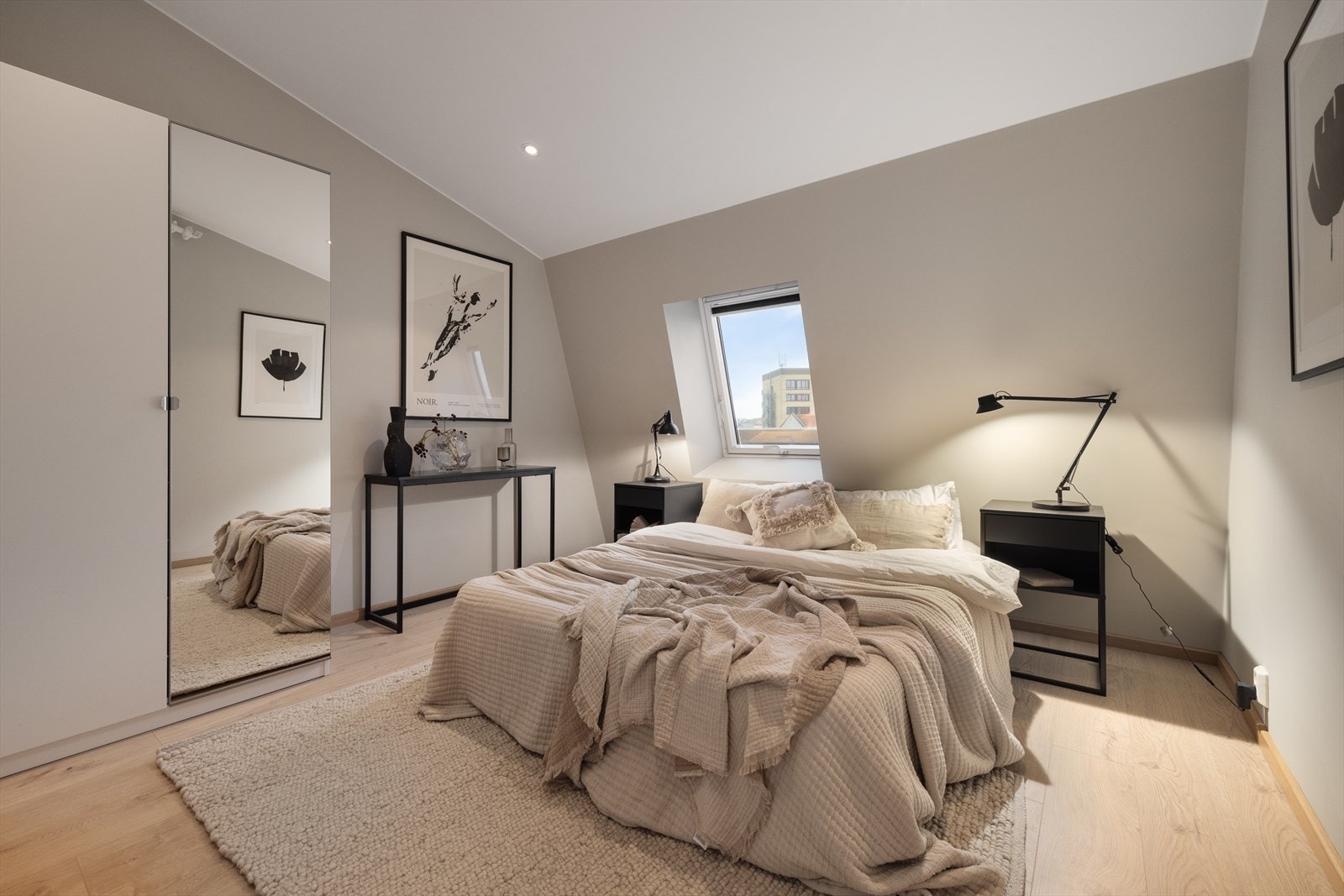 Leiligheten har totalt 4 gode soverom med plass til seng og garderobeløsning Galleribilde