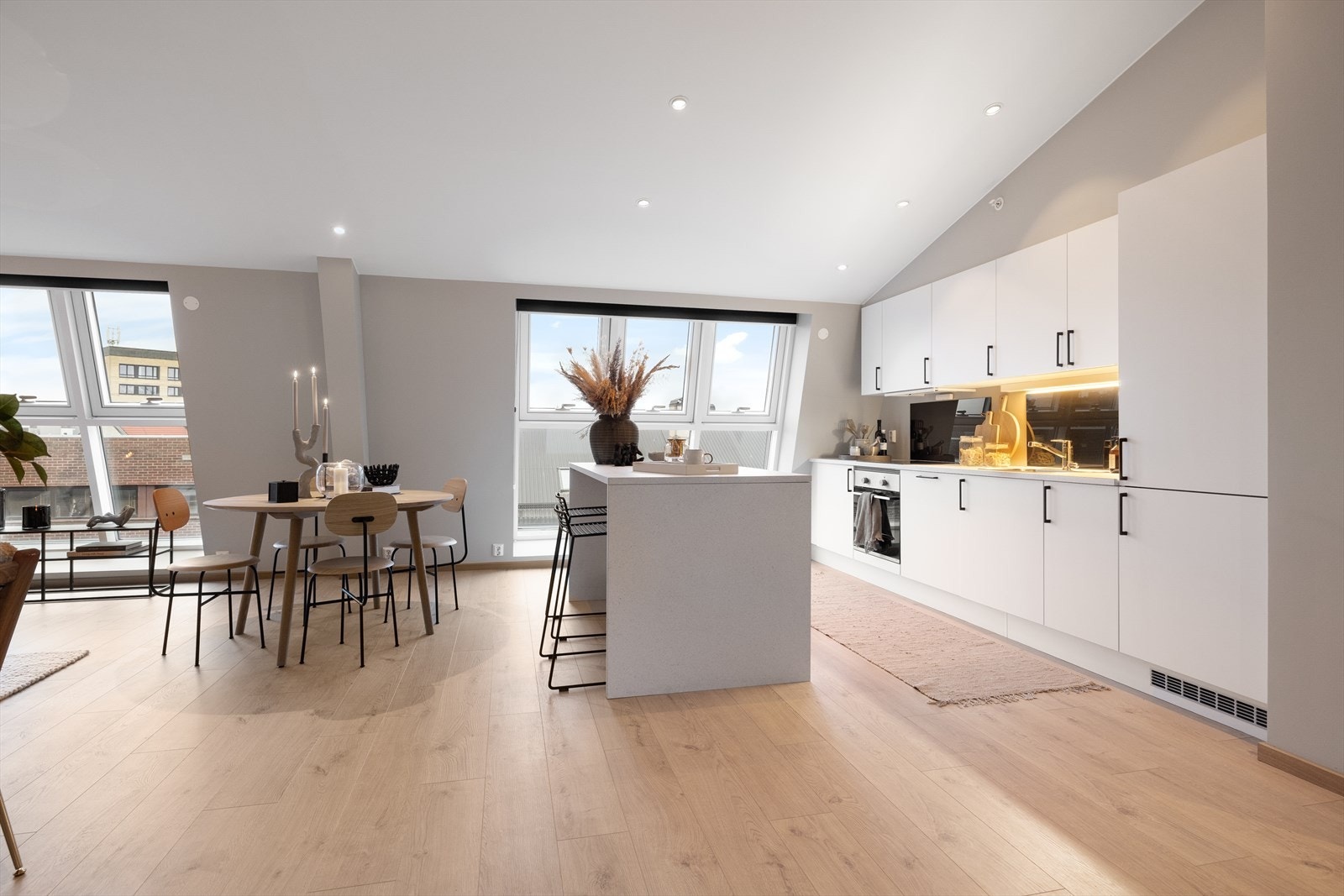 God og åpen løsning mellom stue og kjøkken Galleribilde