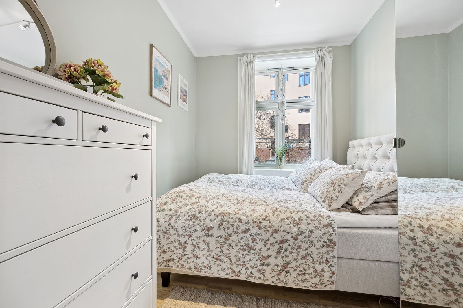 Lekkert soverom med plass til dobbeltseng. Garderobeskap medfølger. Galleribilde