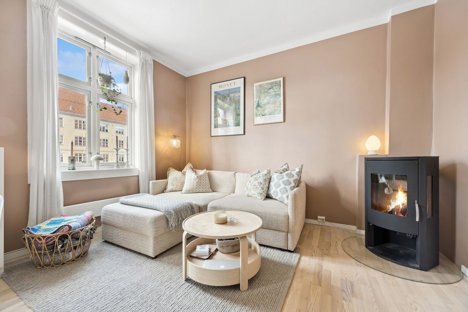 Leiligheten har peisovn som bidrar godt med varme på kalde høst- og vinterdager. Galleribilde