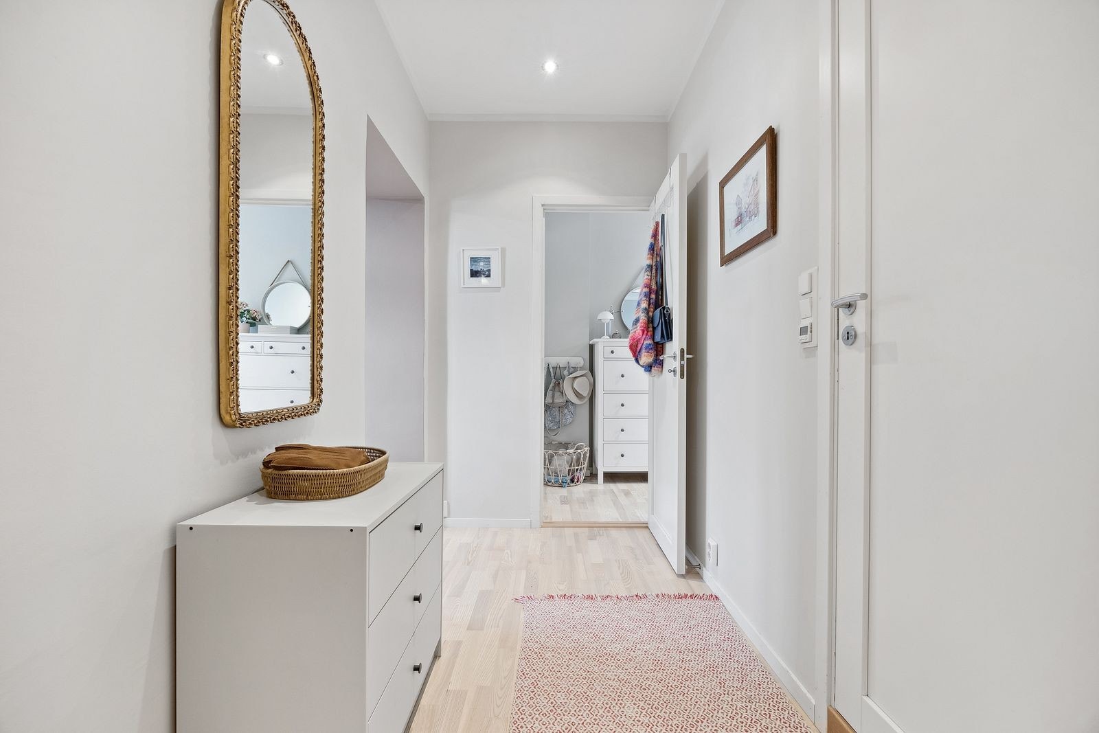 Luftig og åpen entré med god plass til å henge fra seg klær og sko. Galleribilde