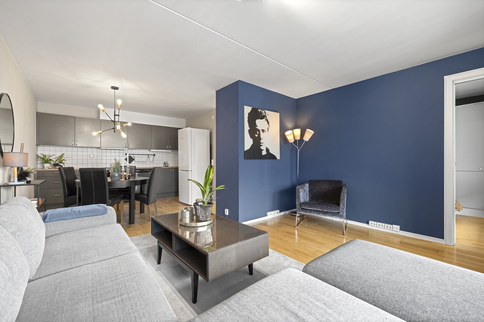 Tidsriktige fargevalg på overflater og parkett på gulv. Galleribilde