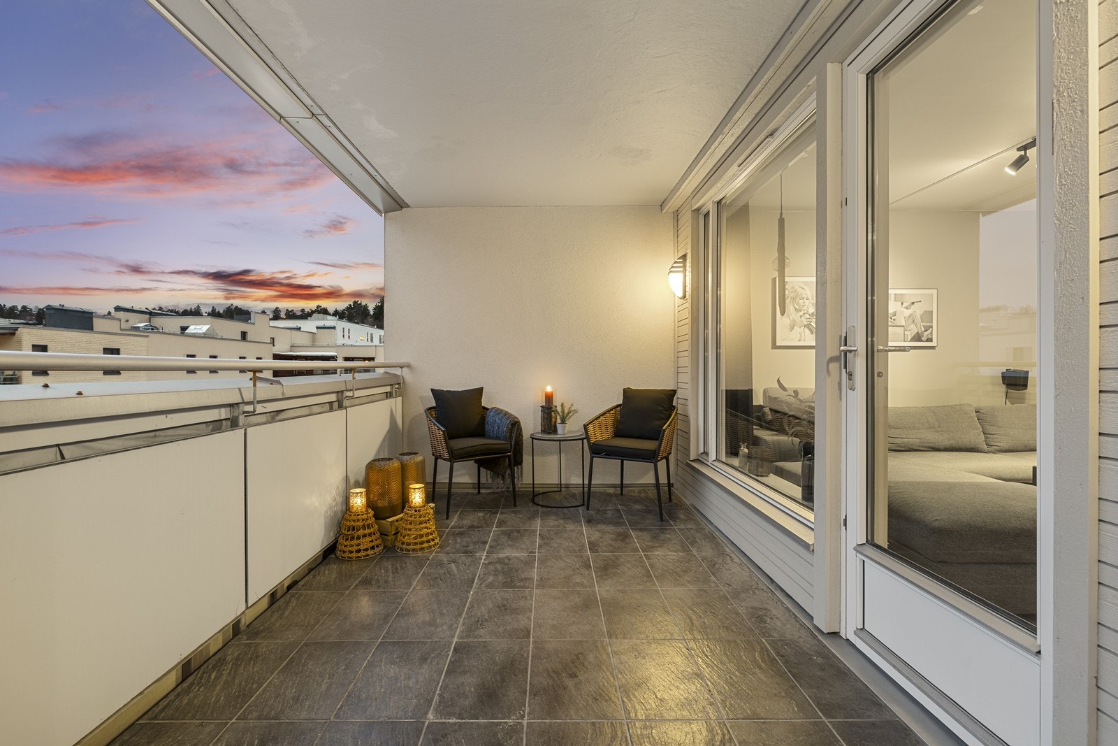 Nydelig balkong på hele 13 m². Balkongen er tilgjengelig fra stuen og fungerer i sommerhalvåret som en forlengelse av rommet. Galleribilde