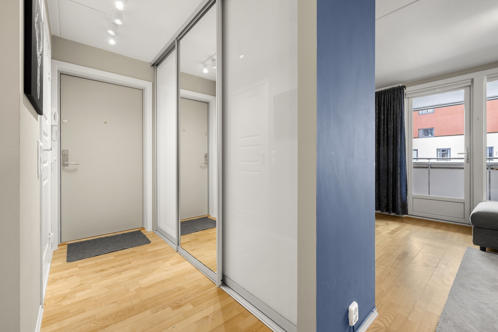 Hyggelig entré med skyvedørsgarderobe og plass til oppheng av yttertøy, samt plassering av sko. Galleribilde