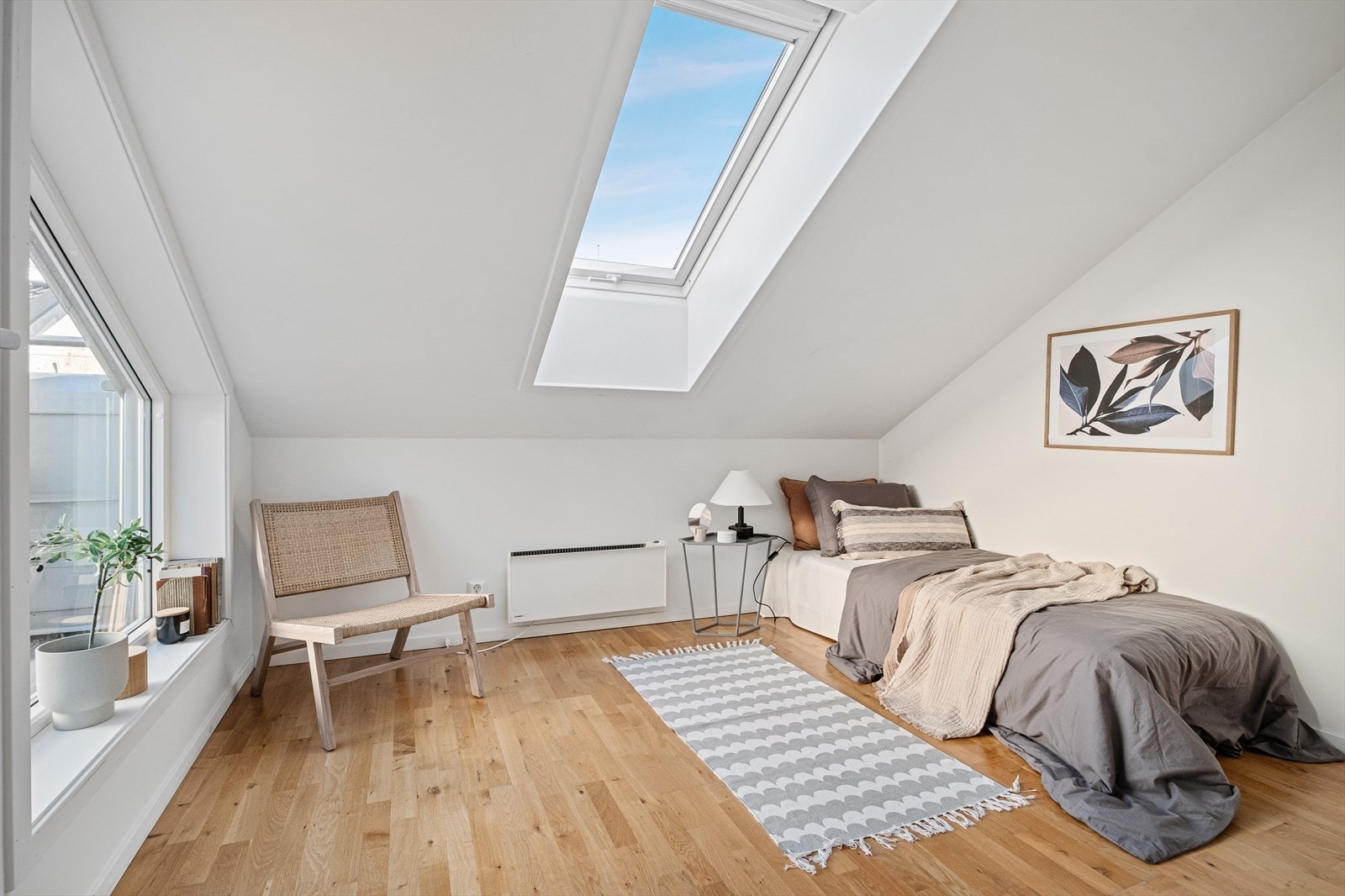 Plass til seng og garderobeløsning. Galleribilde