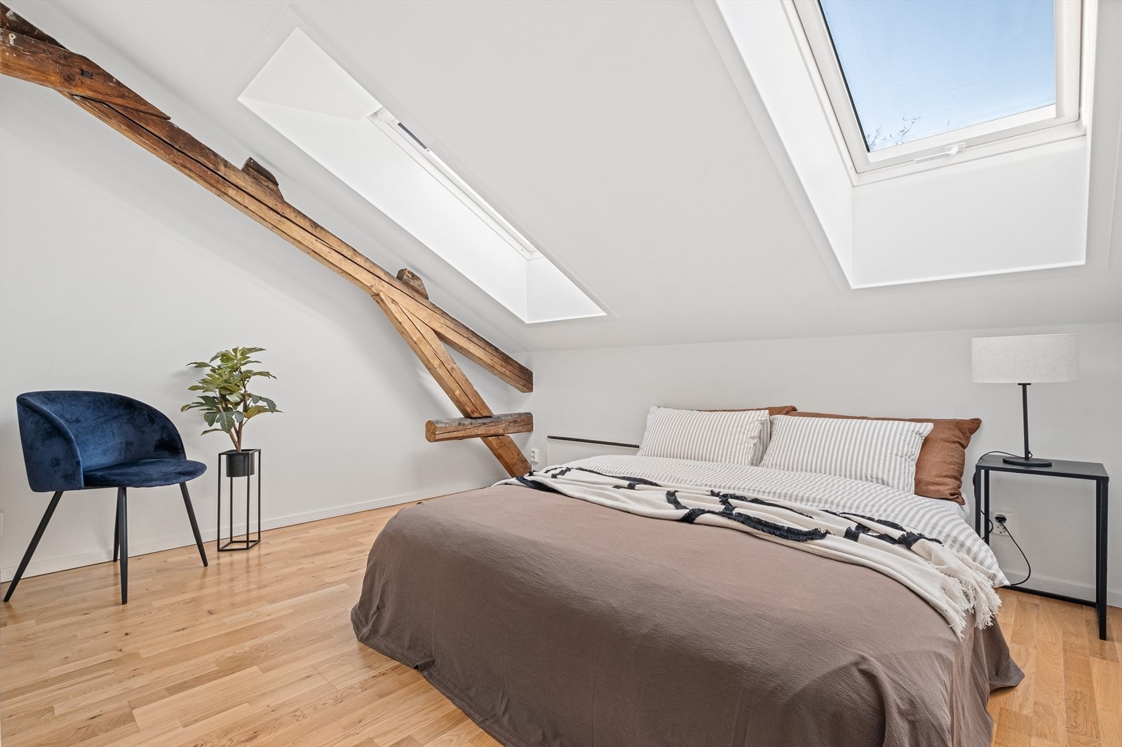 God plass til dobbeltseng med tilhørende nattbord. Galleribilde