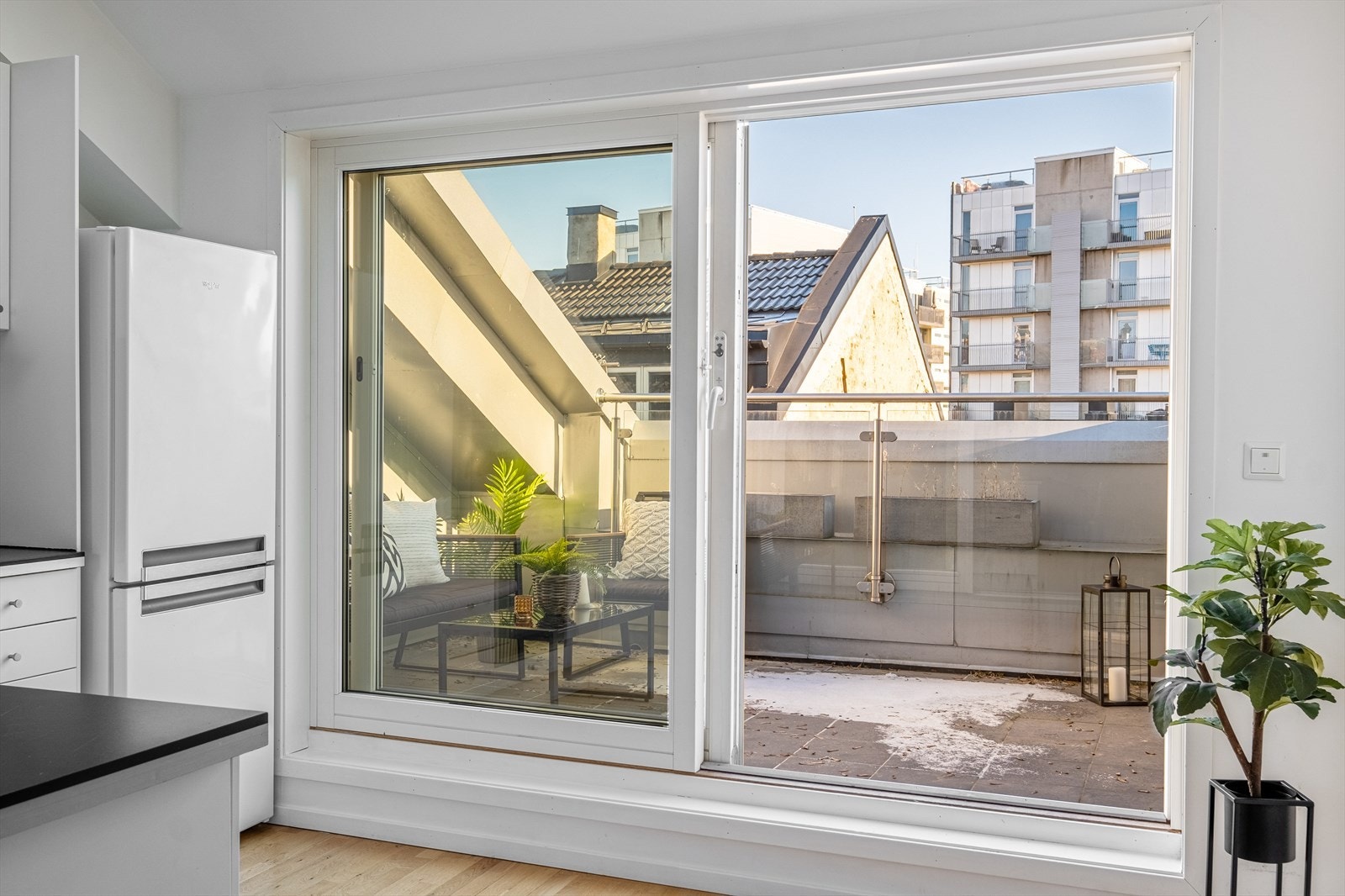 Store vindusflater som gir rikelig med luft og lys i tillegg til utgang til takterrasse. Galleribilde