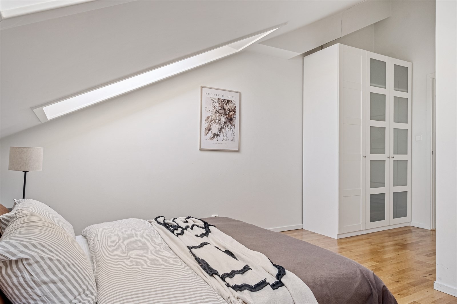 Godt med oppbevaringsplass i garderobeløsning. Galleribilde