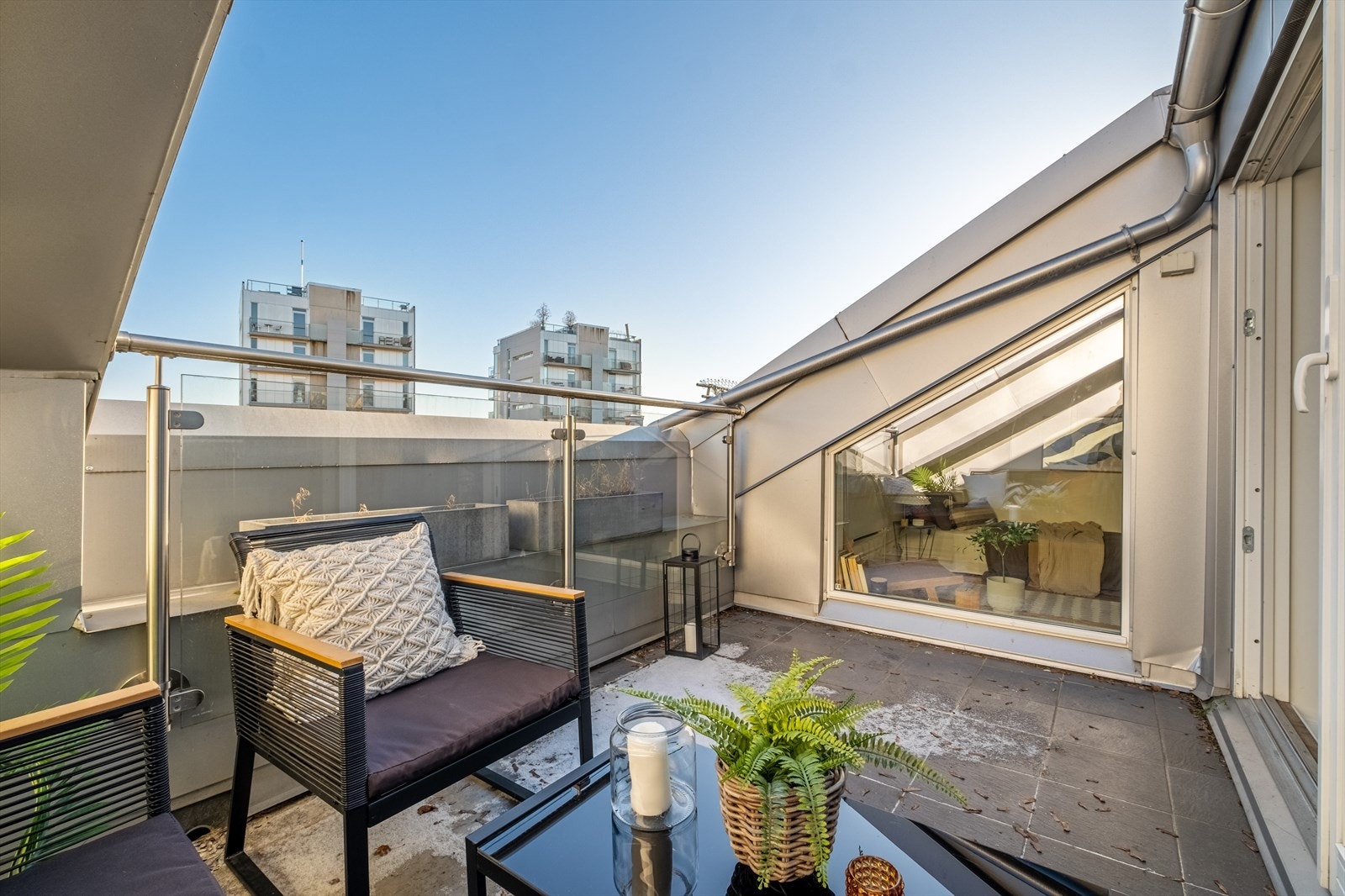 Nordvik v/Moestue har gleden av å presentere en gjennomgående og herlig 3-roms loftsleilighet med en sentral og attraktiv beliggenhet på Kiellands Plass, midt mellom St. Hanshaugen og Grünerløkka. Husk visningspåmelding! Galleribilde