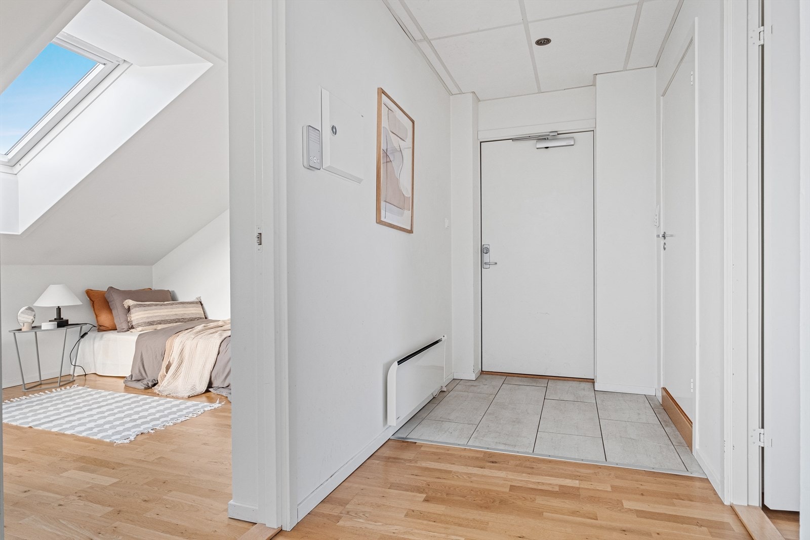 Velkommen inn! Lys og innbydende entré som gir et godt førsteinntrykk av leiligheten. God plass til sko og yttertøy. Galleribilde