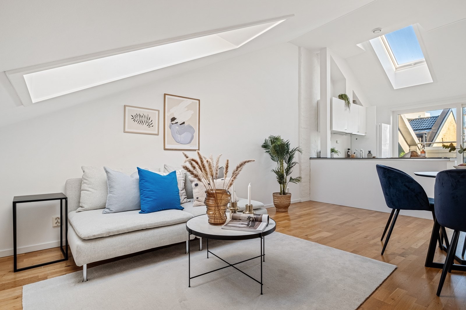 Lys og hyggelig stue med plass til sofaseksjon med tilhørende møblement, TV-benk og spisebord. Galleribilde