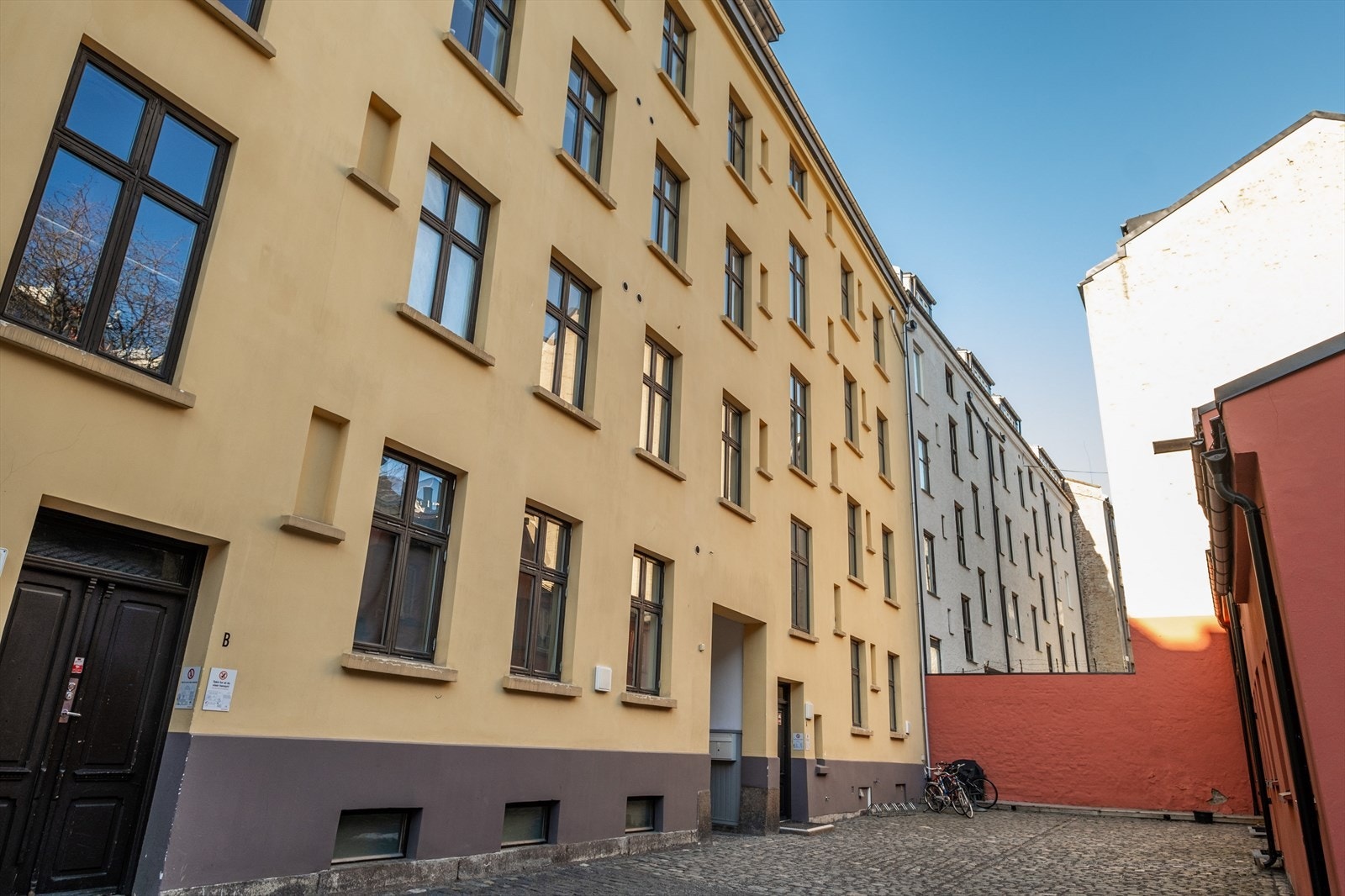 Bakgård. Galleribilde