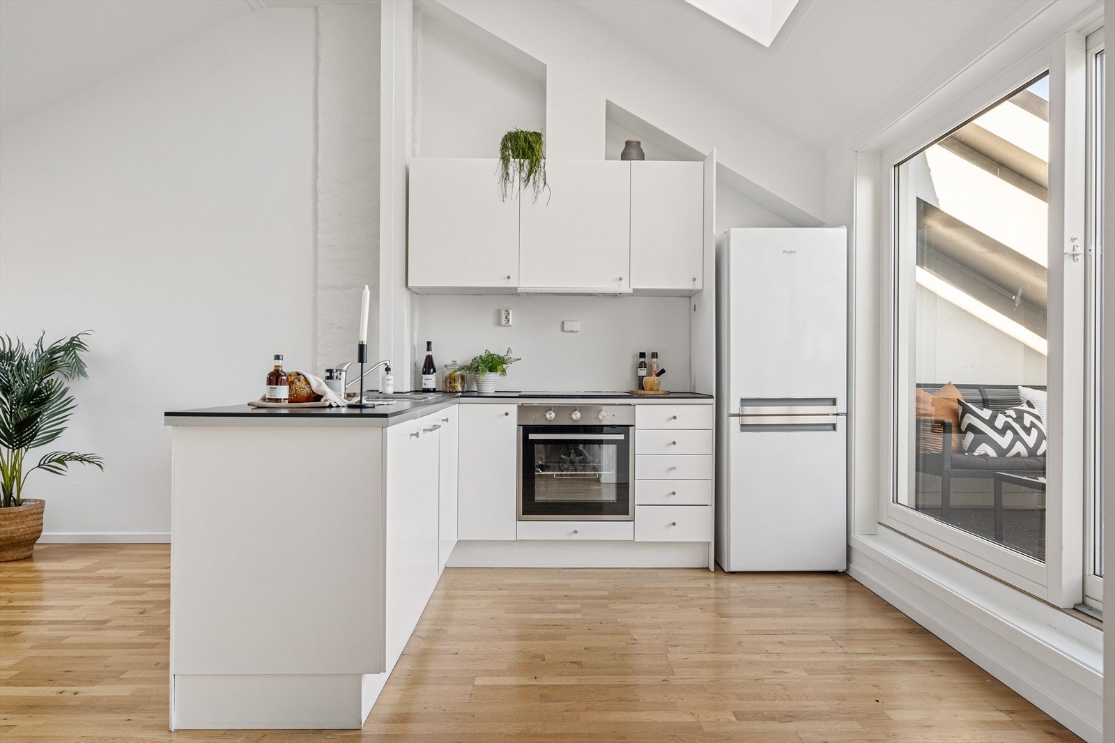 Kjøkken med åpen løsning mot stuen. Galleribilde