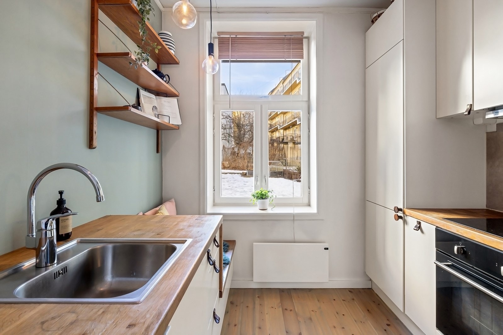 Eget kjøkken med innholdsrik kjøkkeninnredning. Rikelig med skap- og benkeplass. Koselig sittebenk ved vinduet med utsyn ut i bakgården. Galleribilde