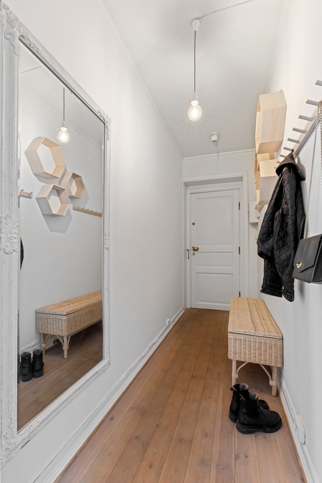 Innbydende entré med plass til yttertøy. Galleribilde