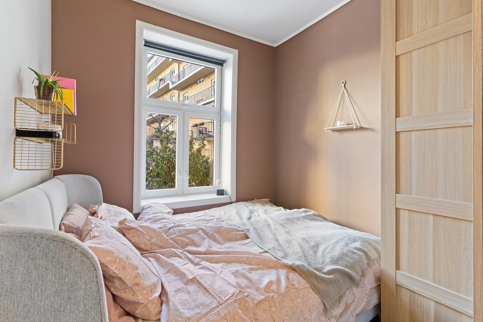 Soverom med plass til dobbeltseng og garderobe (sengen på bildet er 1,60m). Rommet vender mot rolig bakgård. Galleribilde