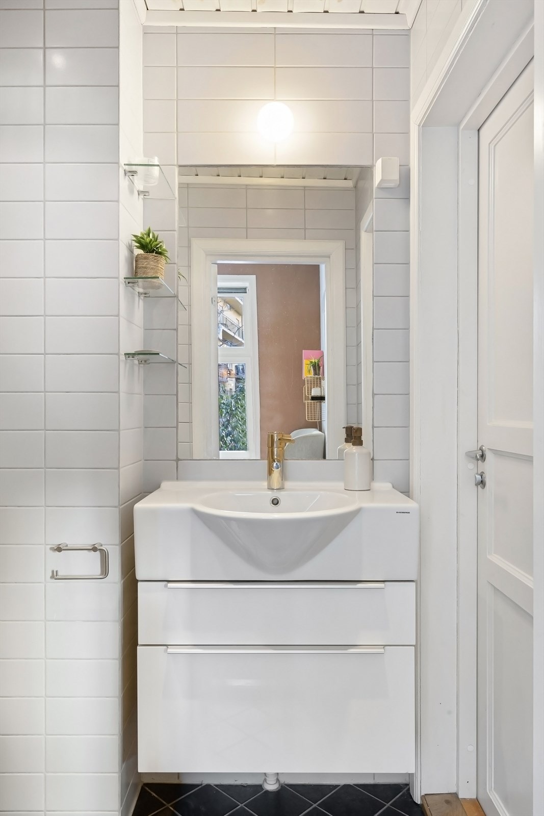 Baderomsinnredning bestående av benkeskap med glatte fronter. God oppbevaringsplass i skuffer og hyller på badet. Speil og belysning over servant. Galleribilde