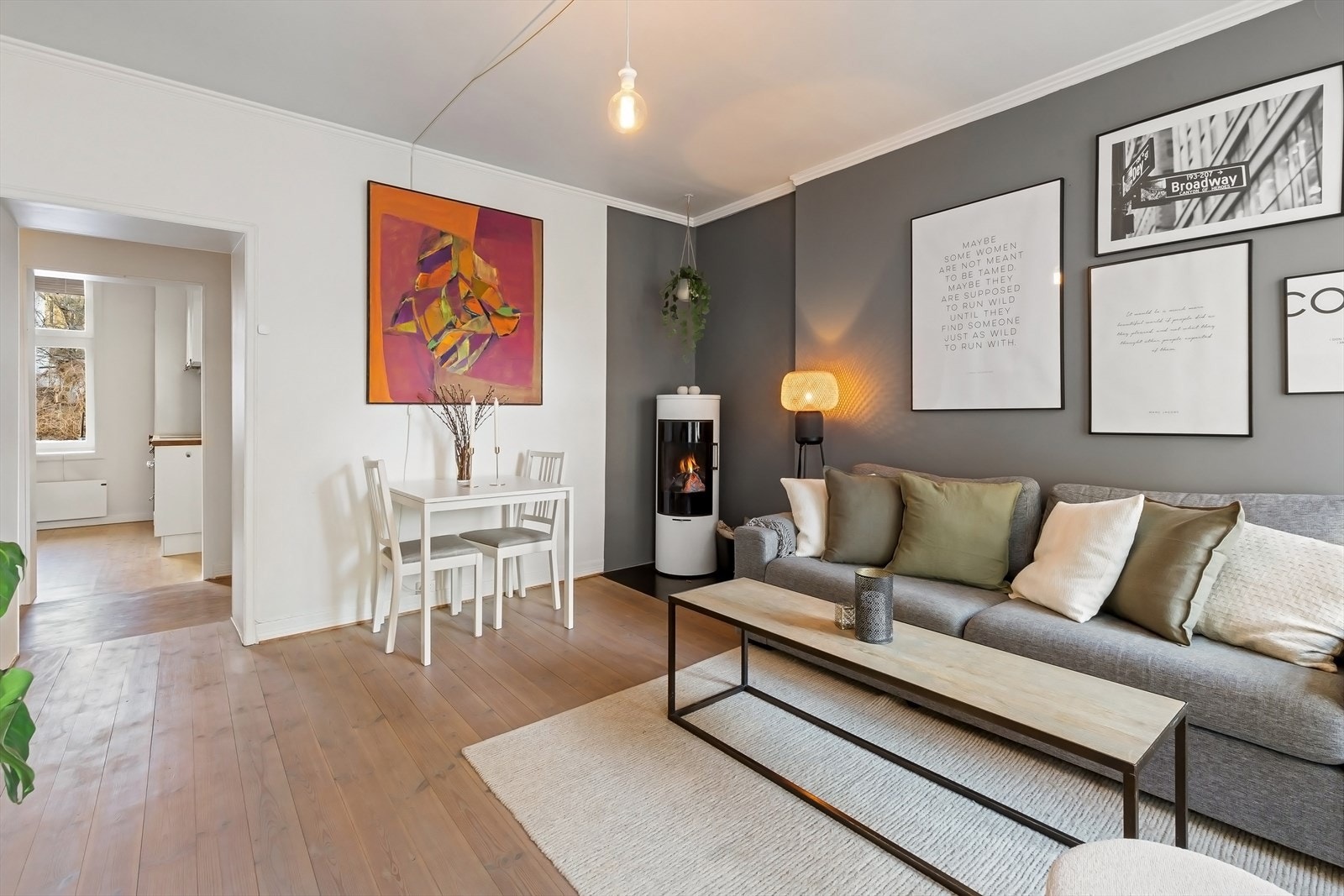 Stor stue med peis. Her har du plass til både sofagruppe og spisebord. Galleribilde