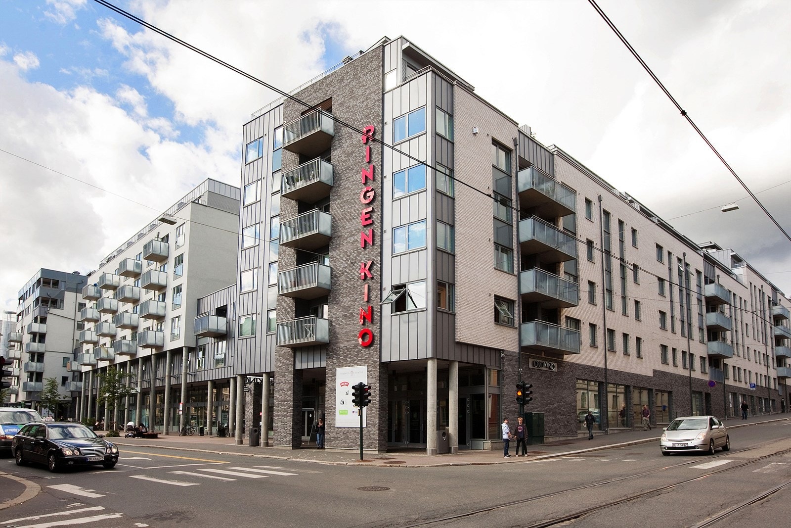 Kort vei til Ringnes Park senter hvor du finner både Ringen Kino, Meny, apotek, Jernia, Mester Grønn, Baker Nordby med mer. Galleribilde