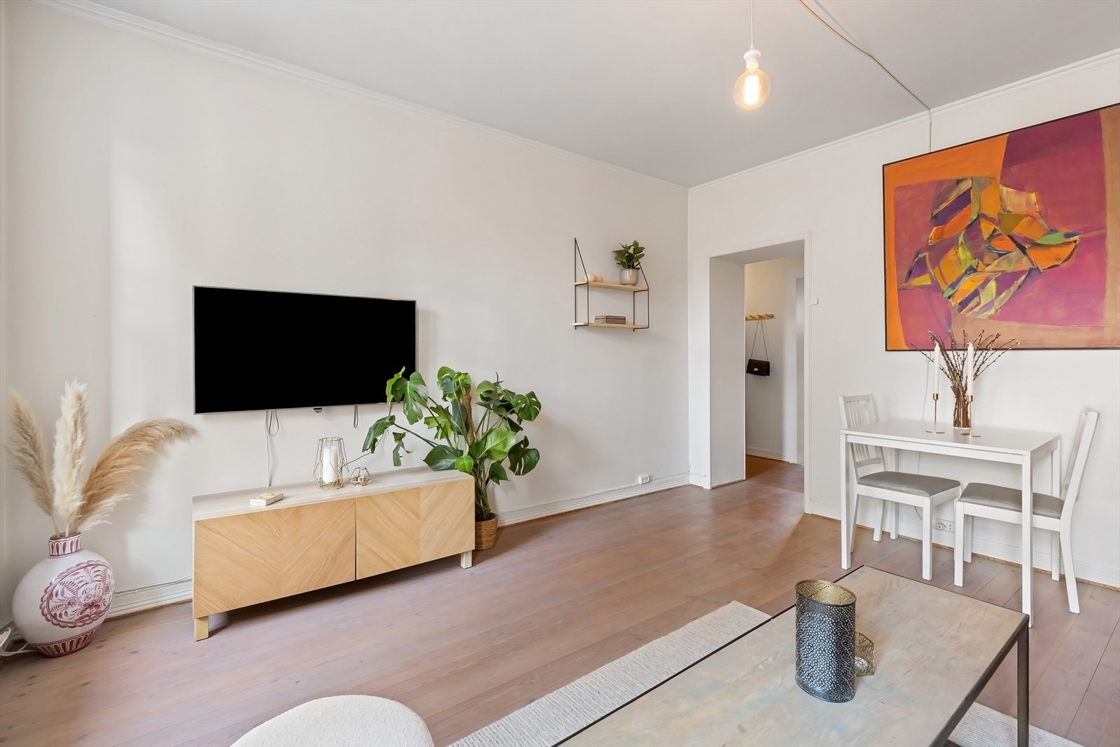 Boligen oppleves som romslig med god, gjennomgående planløsning. Flotte tregulv med terskelløse overganger. Galleribilde