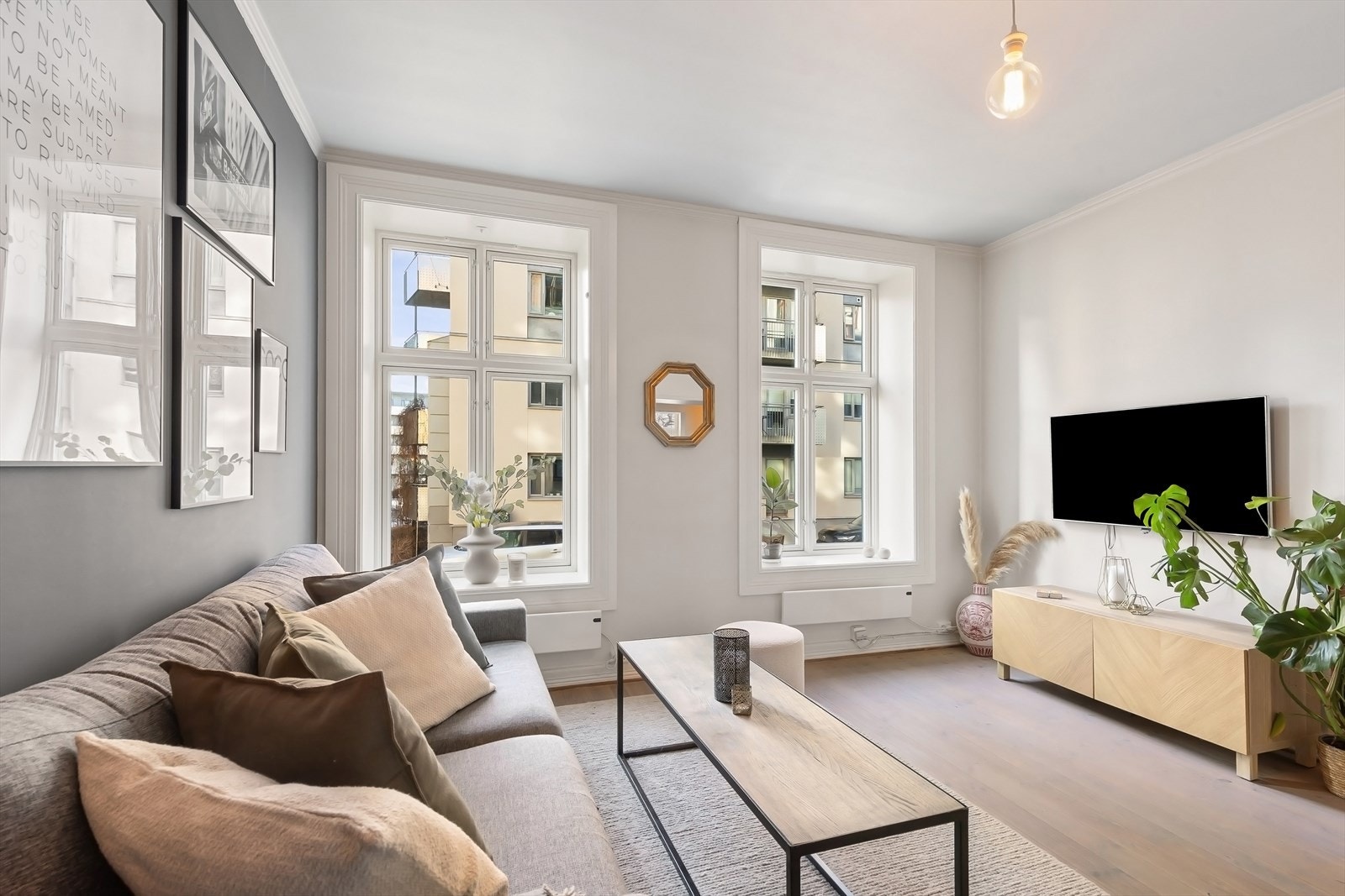 Lyst og luftig med generøs takhøyde. Store vindusflater med dype vinduskarmer. Galleribilde