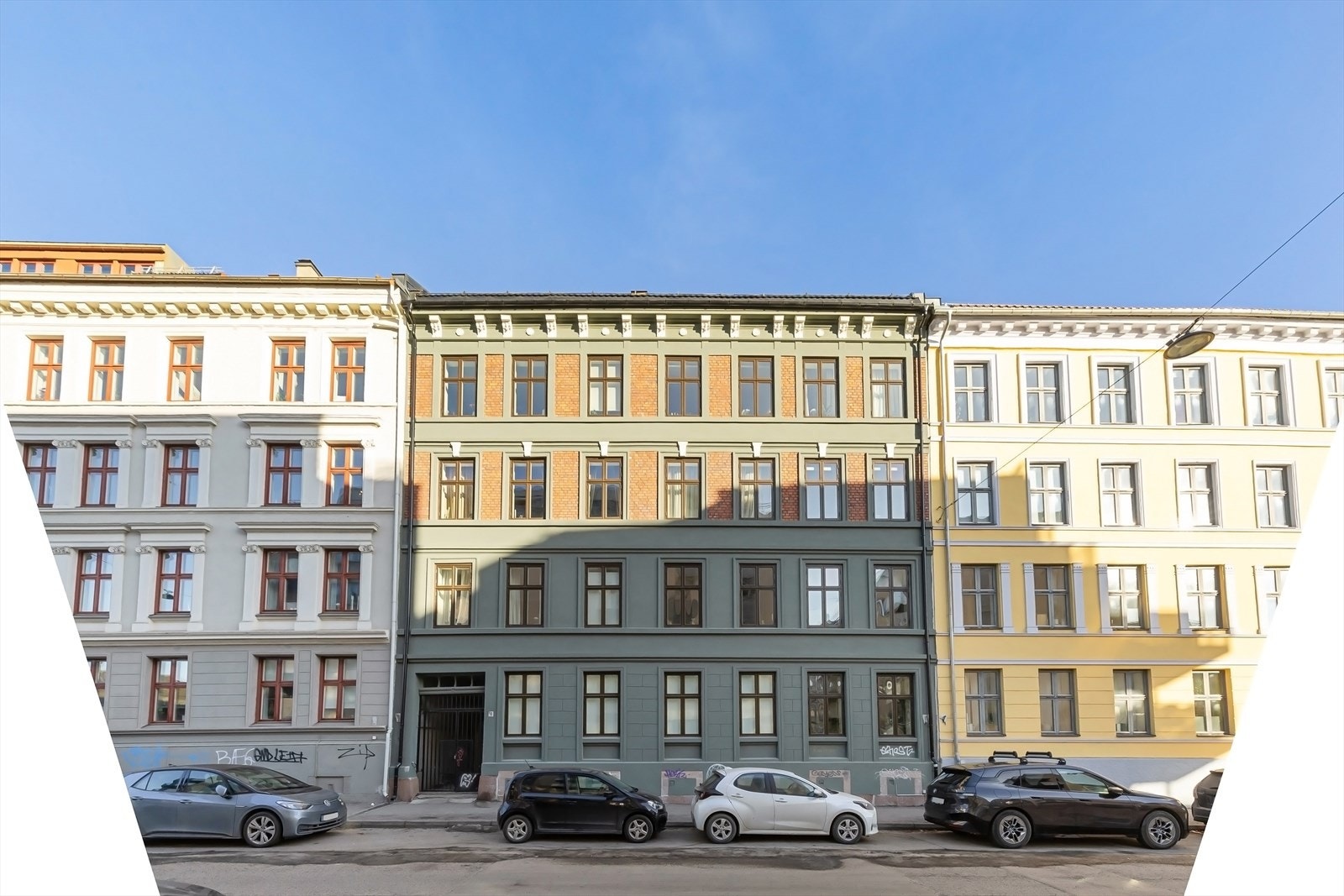 Boligen har skjermet beliggenhet mot rolig sidegate på Øvre Grünerløkka. Her bor du usjenert i høy 1. etasje med lite innsyn. Galleribilde