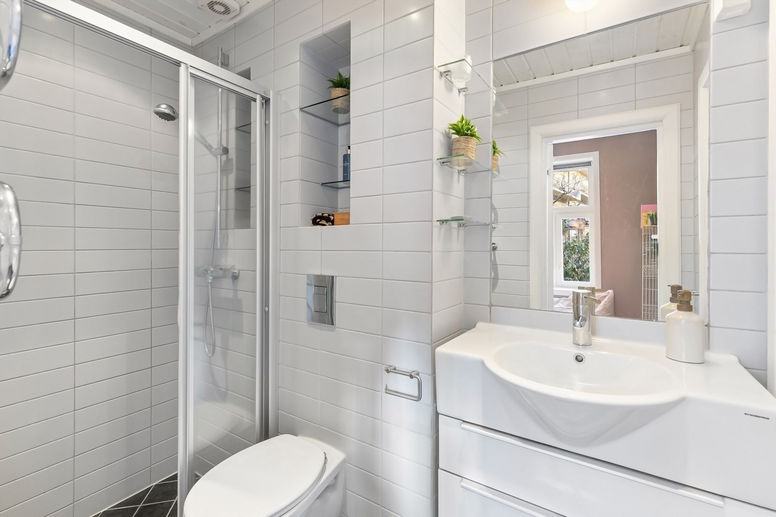 Pent, flislagt baderom med dusnisje. Det er behagelig gulvvarme på badet. Galleribilde