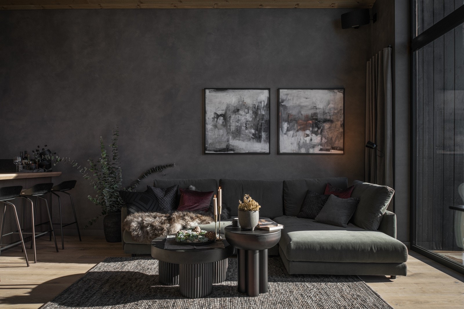 Den fantastiske Kabe-finishen på veggen gir et moderne uttrykk i en ellers lun atmosfære. Galleribilde