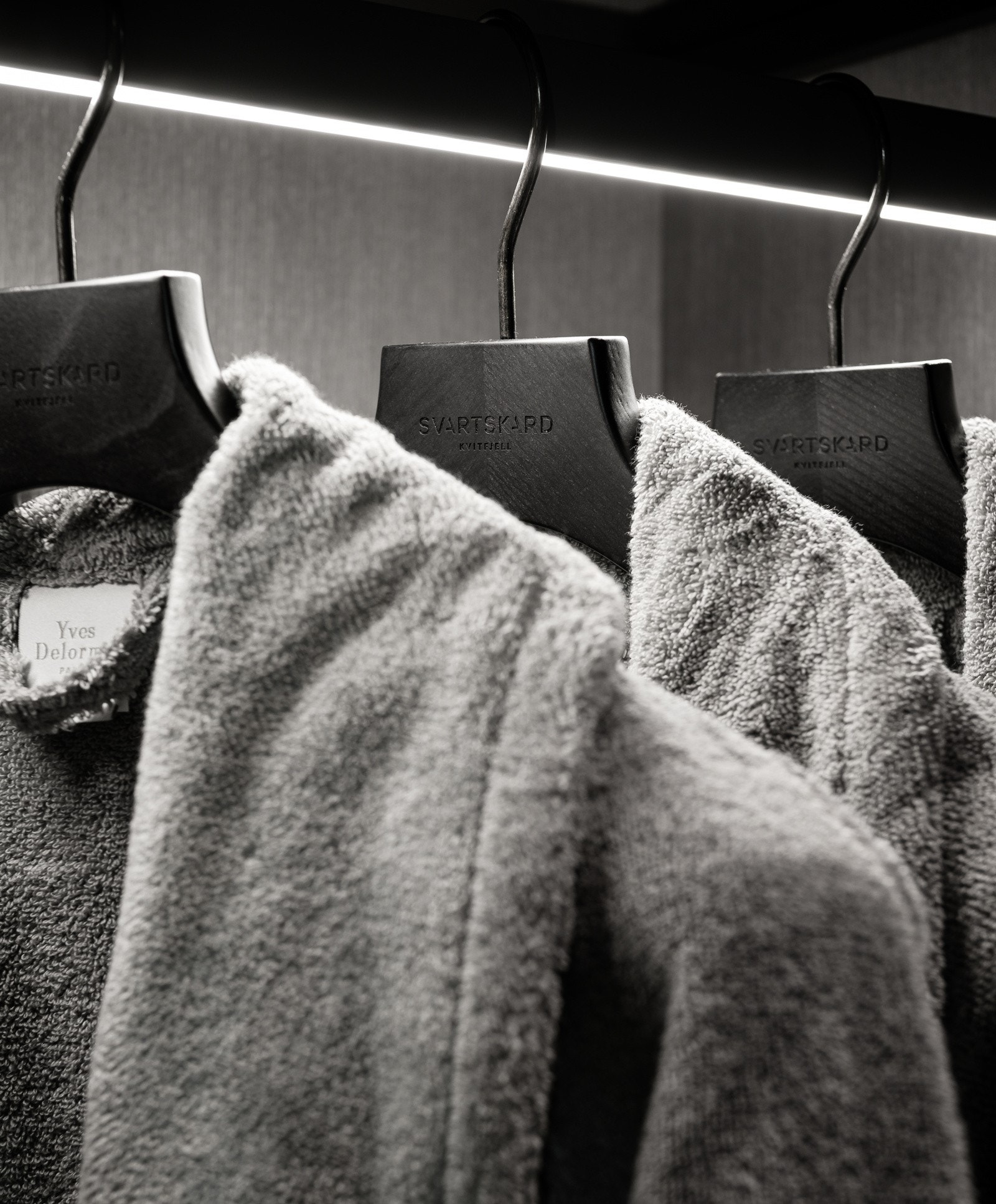 Detaljene er synlige i alle ledd! Legg merke til de graverte kleshengerne... Galleribilde