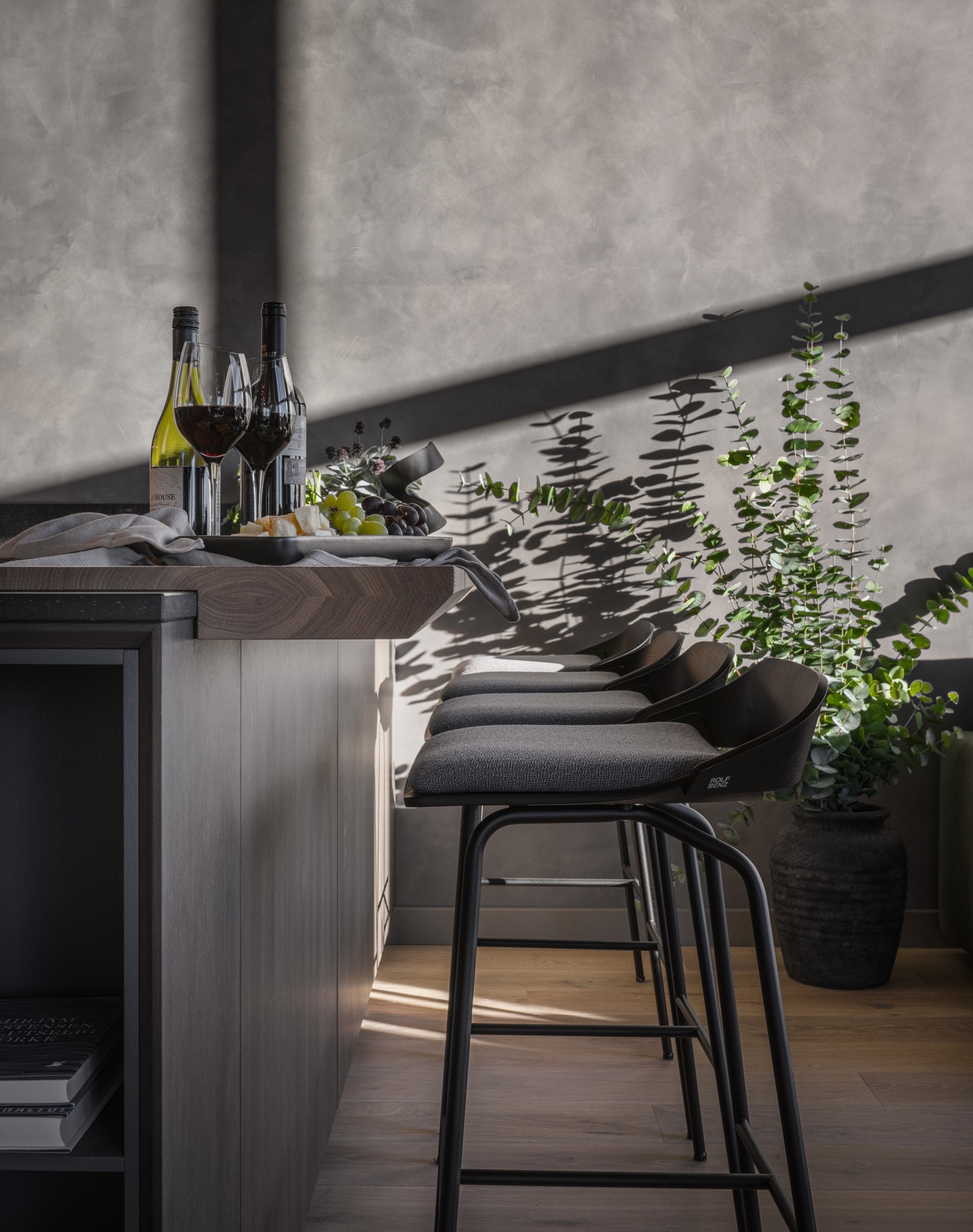 Legg merke til den spesialtilpassede barløsningen på kjøkkenøyen. Galleribilde