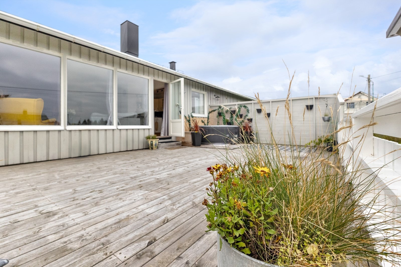 Levegg på terrasse, noe som gir skjermet innsyn. Galleribilde