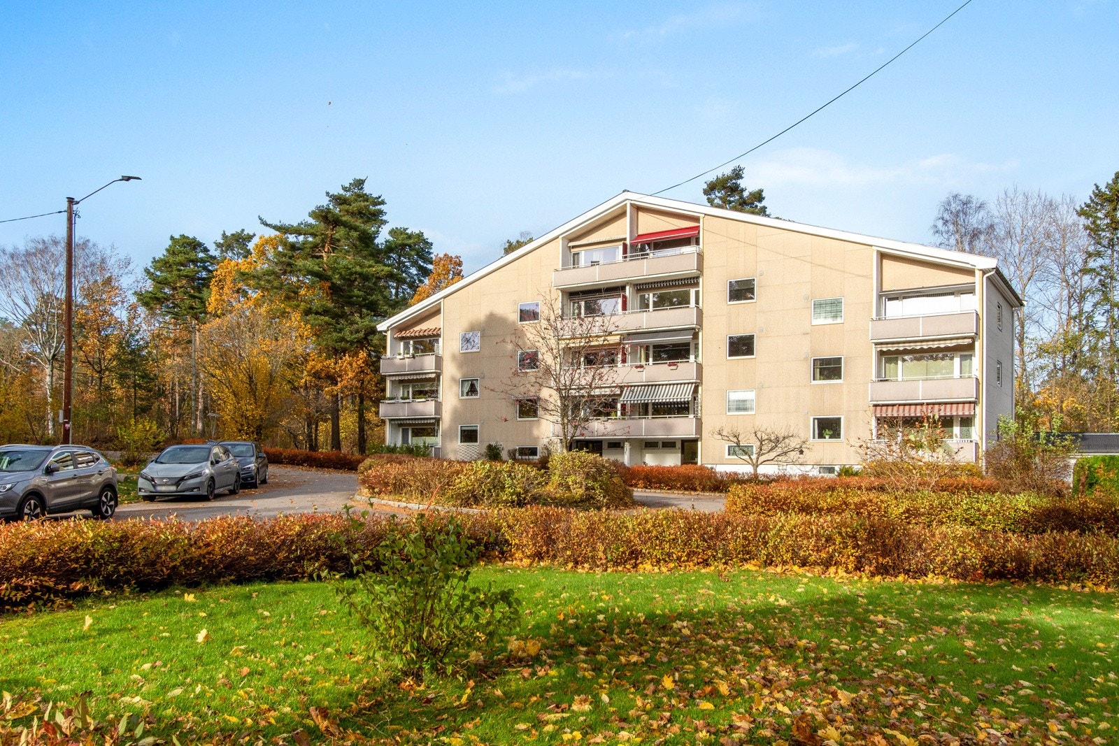 Dronning Åsas vei 2 B en pen 3-roms andelsleilighet med gjennomgående planløsning og fine lysforhold. Galleribilde