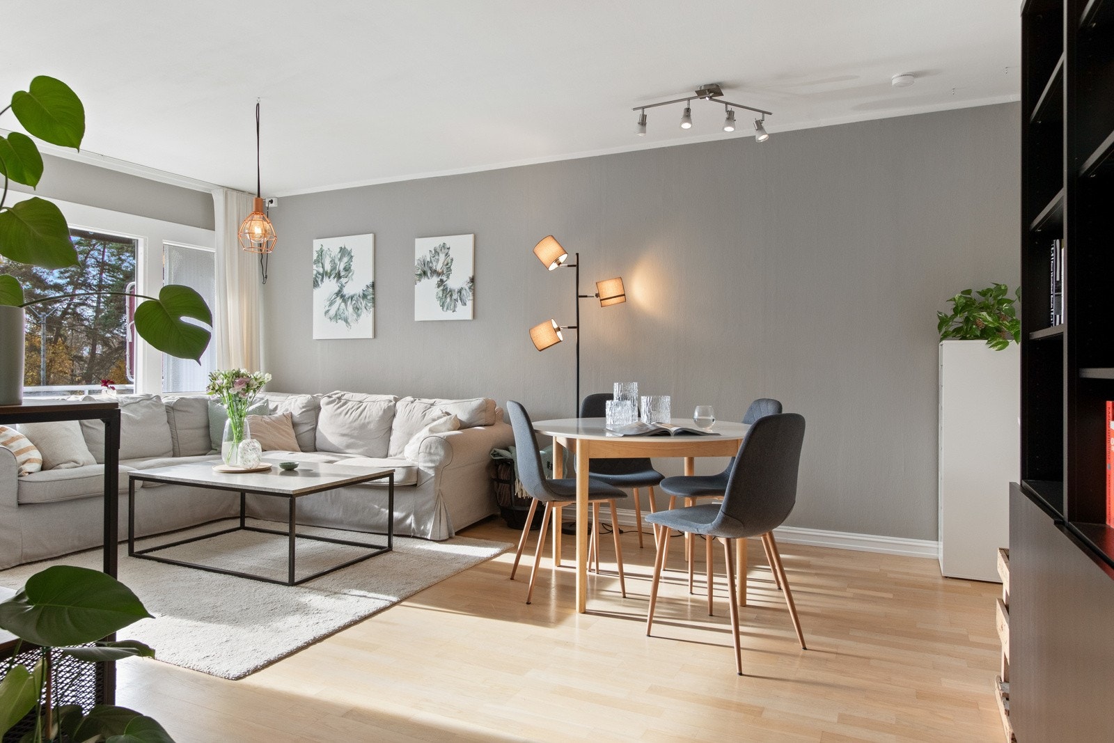 Stuen er et trivelig oppholdsrom hvor man kan late seg i sofaen foran tv'en eller be inn venner og familie til sosiale kvelder. Galleribilde