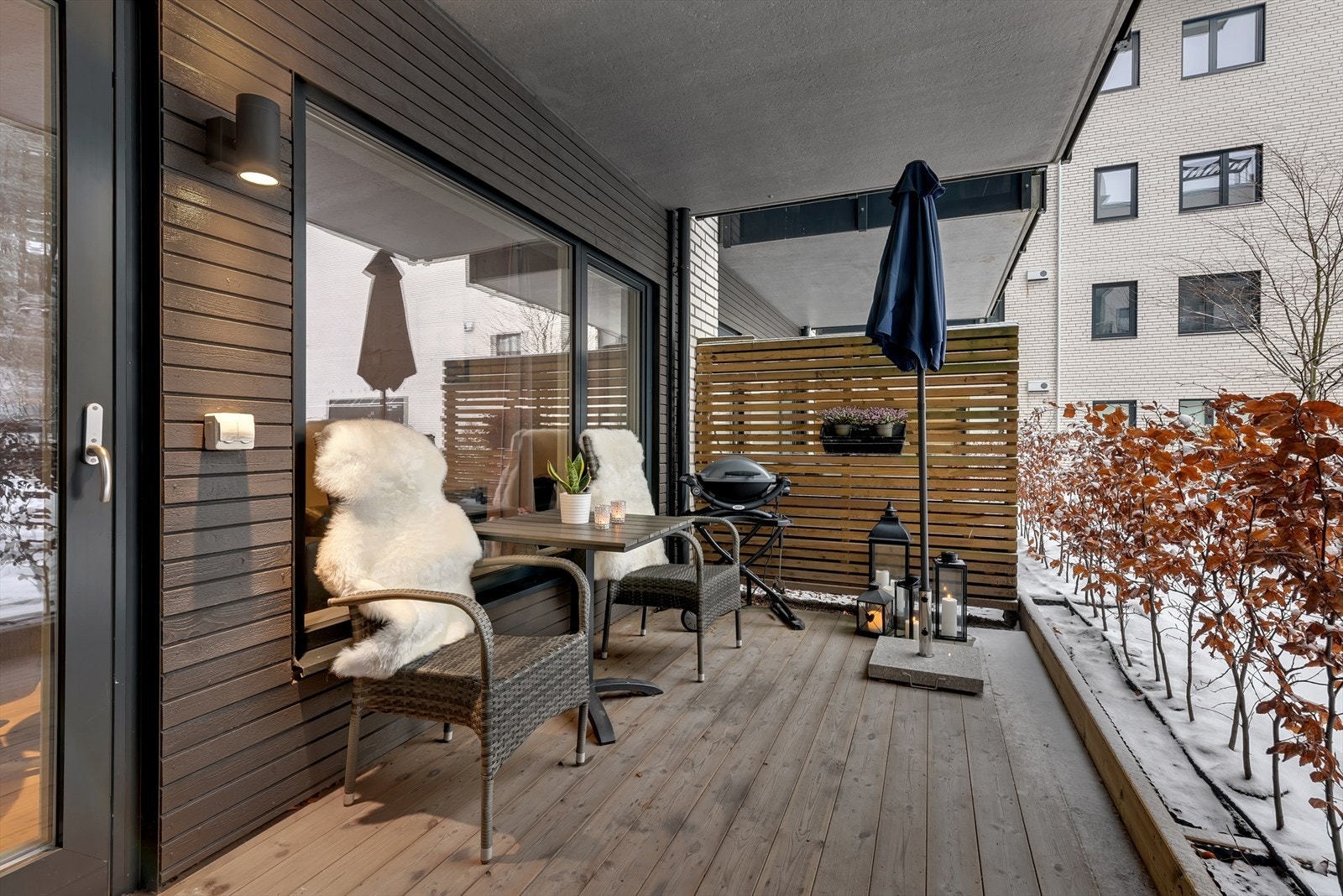 Koselig vestvendt markterrasse perfekt for avslapning og grilling. Galleribilde