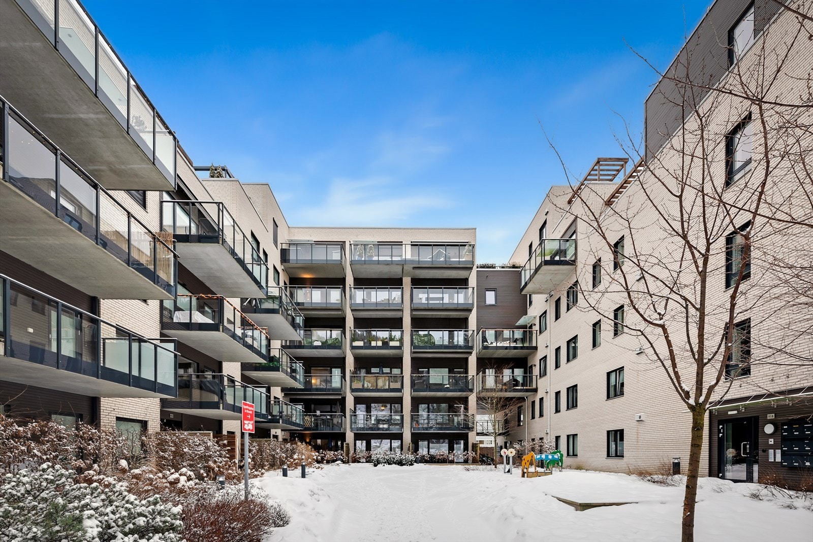 Velholdt fasade og fellesområder i bygården. Galleribilde