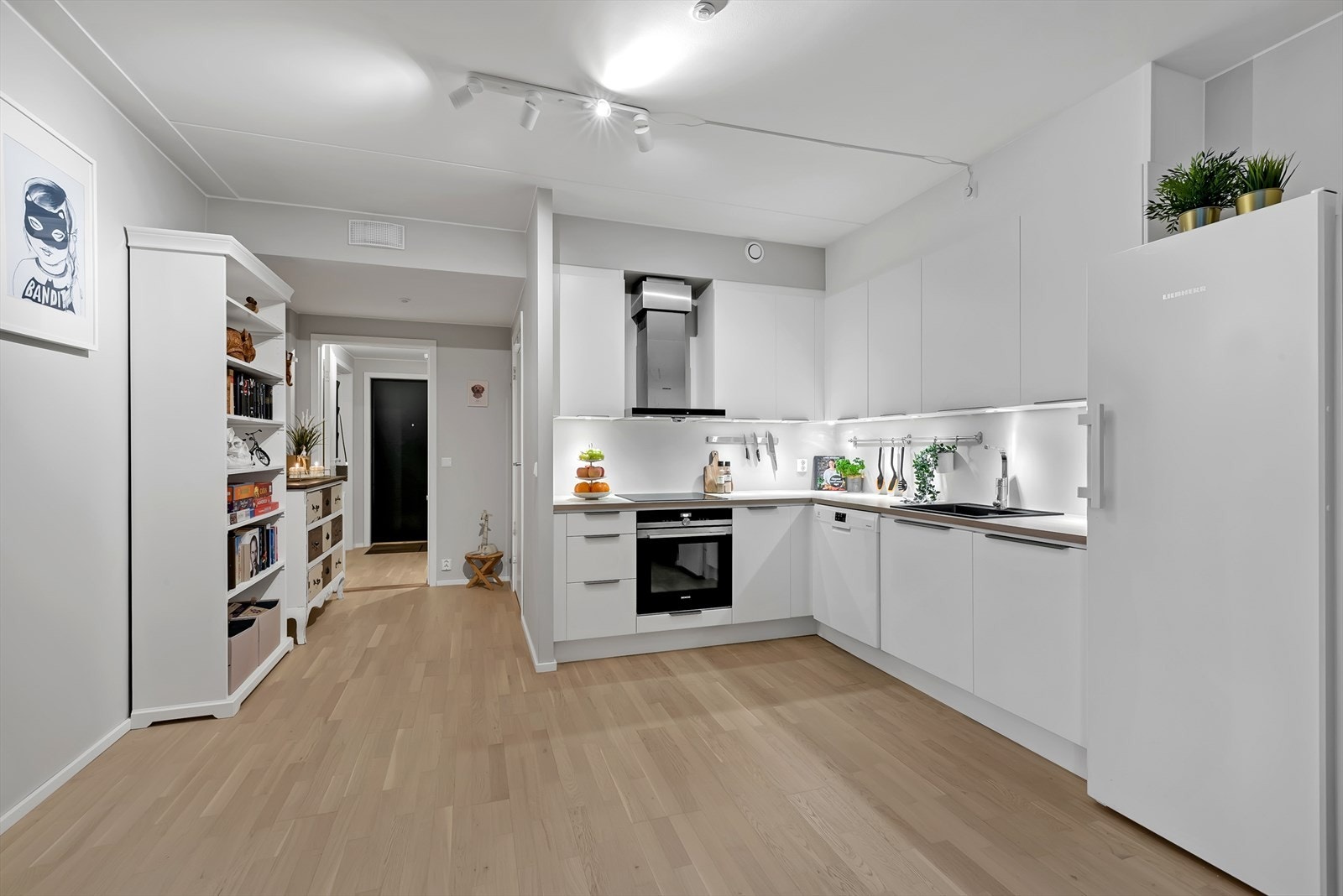 Praktisk kjøkken med mye skapplass og moderne hvitevarer. Galleribilde