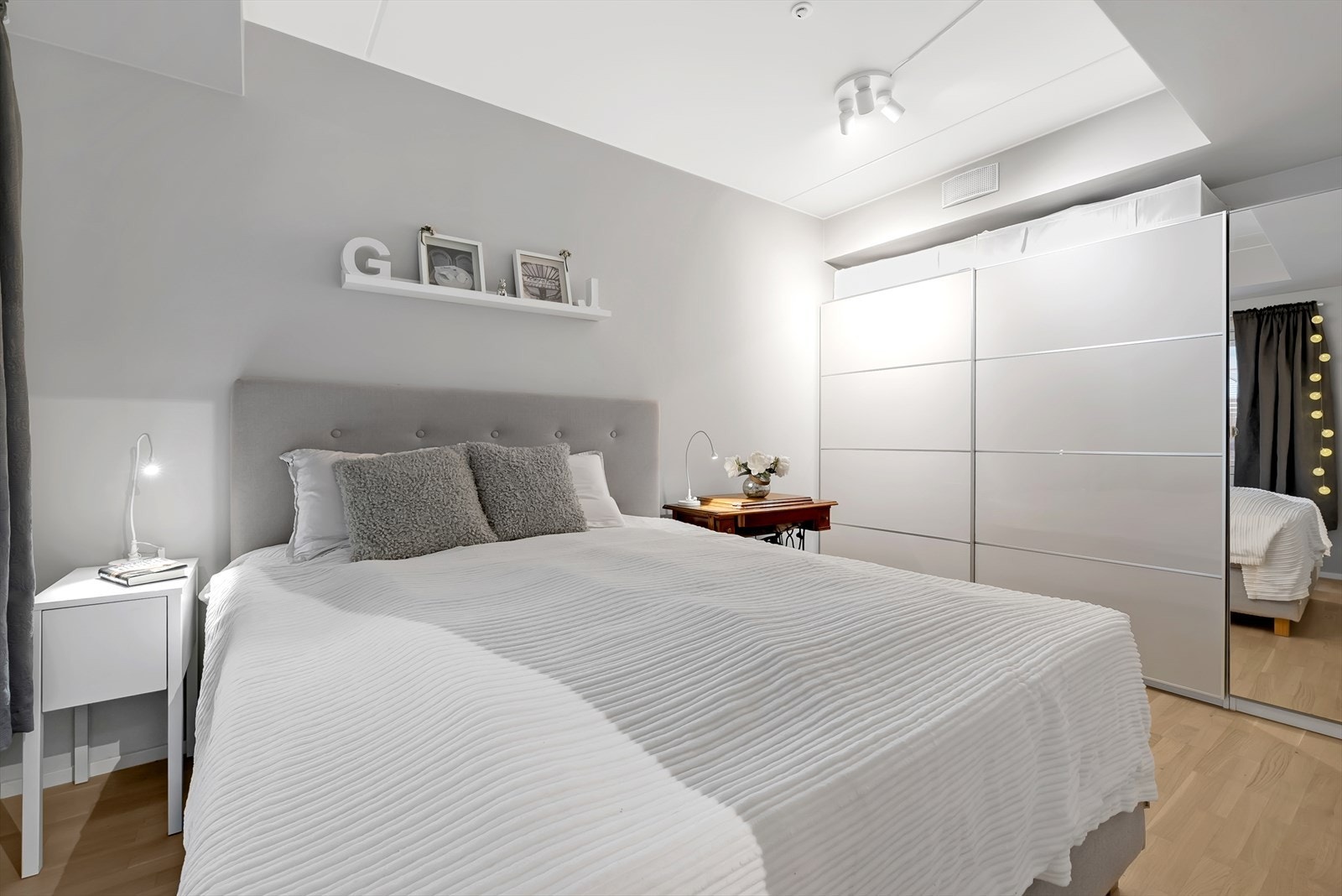 Hovedsoverom med garderobeskap som medfølger. Galleribilde