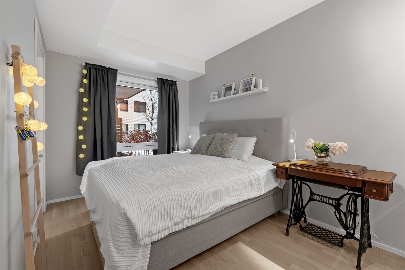 Innbydende soverom med vindu mot rolige omgivelser. Galleribilde