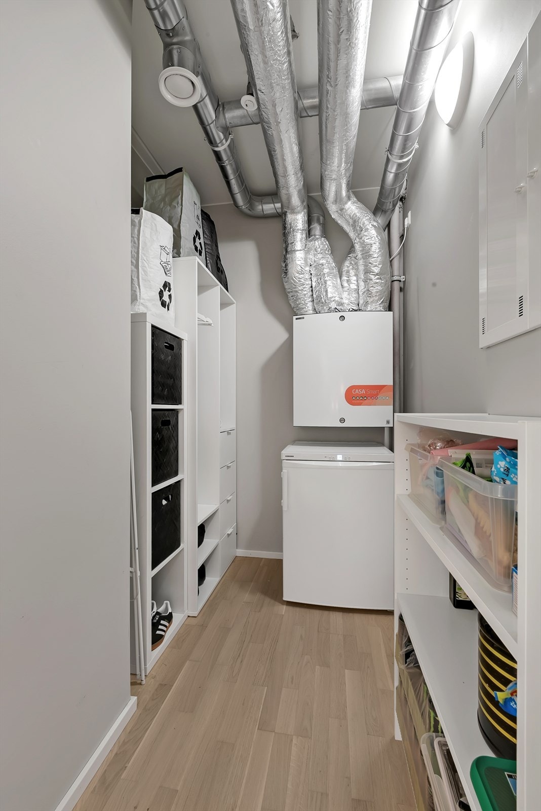 Romslig bod med plass til oppbevaring. Galleribilde