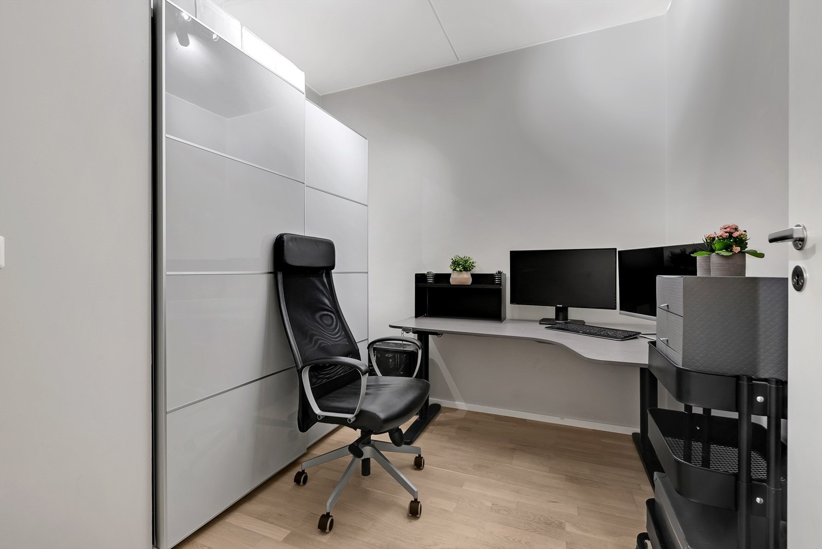 Effektiv hjemmekontorplass med god oppbevaring. Galleribilde